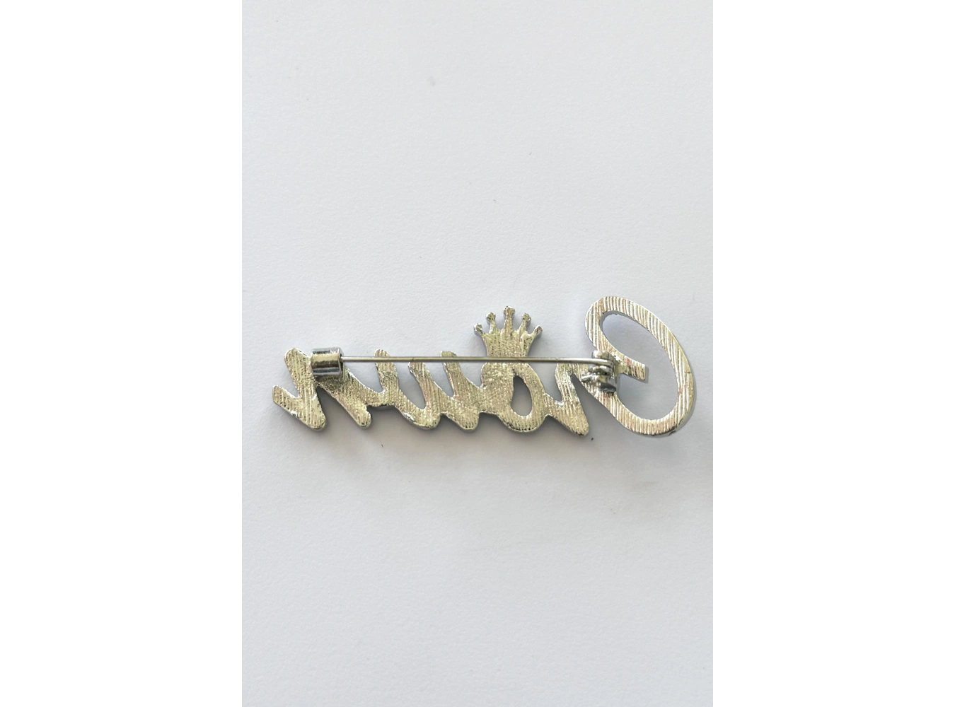 Gümüş Renk Crown Yazılı Taşlı Broş