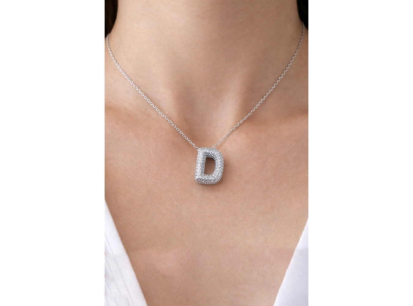 Gümüş Renk D Harf Taş Detaylı Çelik Kolye