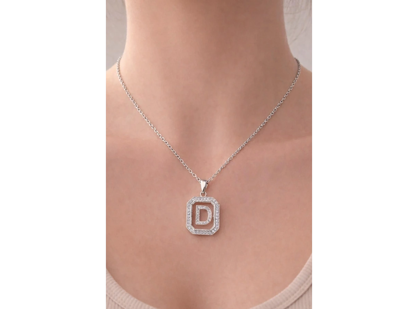 Gümüş Renk D Harf Taş Detaylı Çelik Kolye
