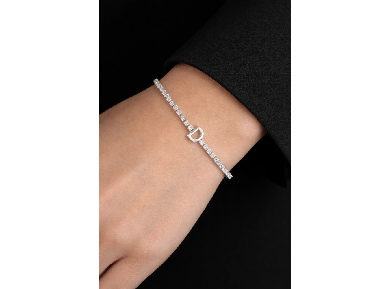 Gümüş Renk D Harfli Taş Detaylı Çelik Bileklik