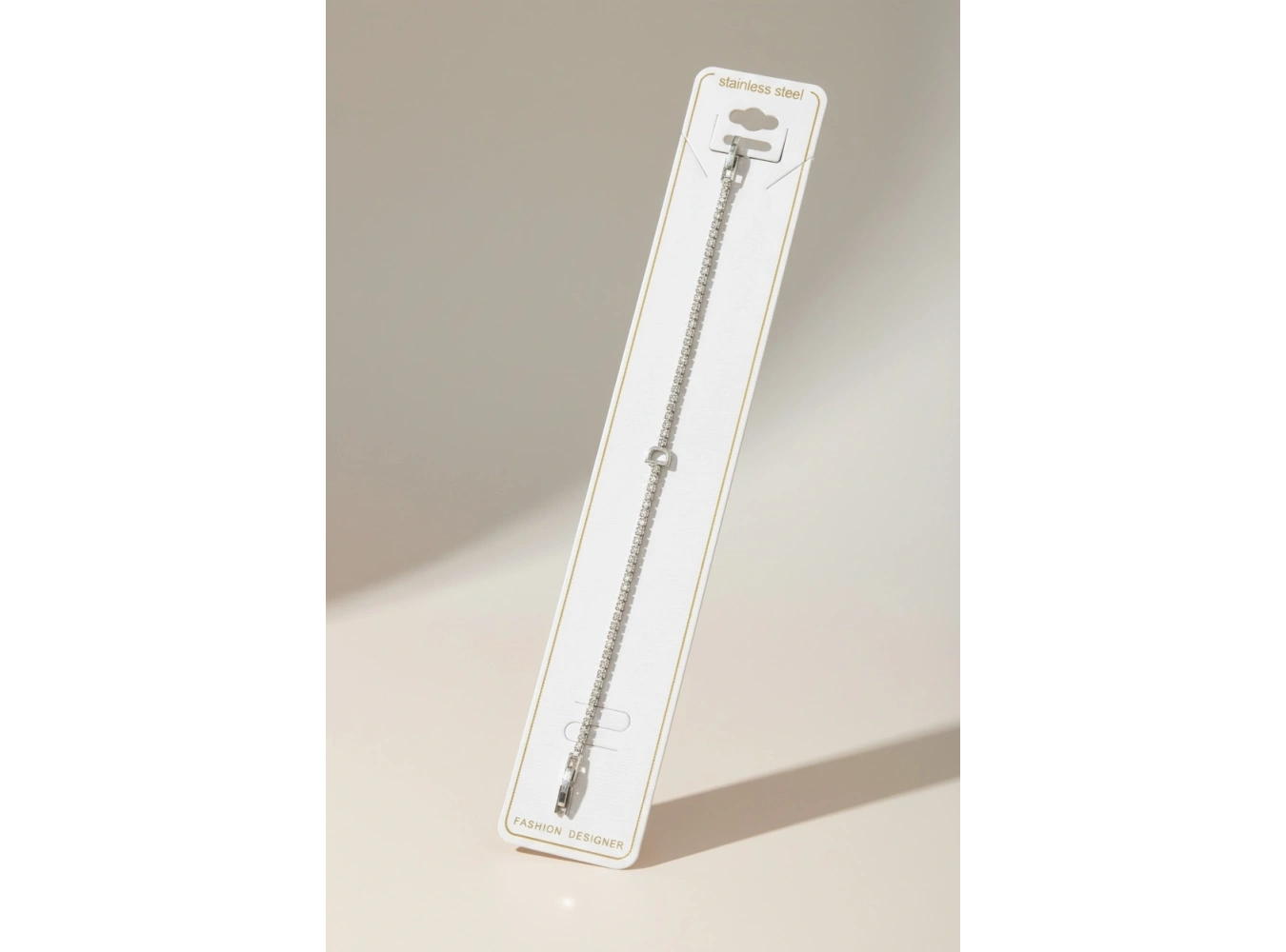 Gümüş Renk D Harfli Taş Detaylı Çelik Bileklik