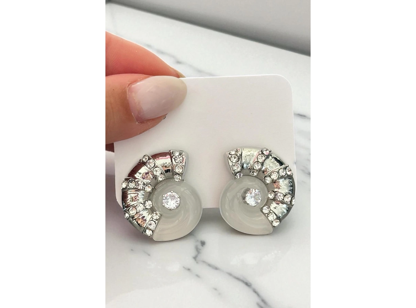 Gümüş Renk Deniz Kabuğu Figürlü Taş Detaylı Küpe (Çift)