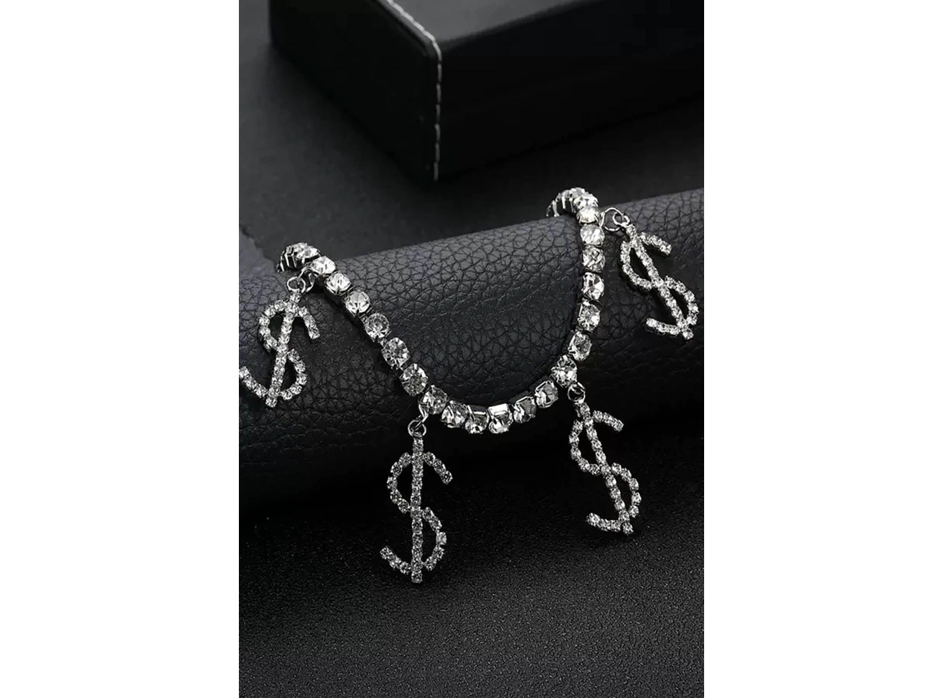 Gümüş Renk Dolar Figürlü Taş Detaylı Tasarım Halhal