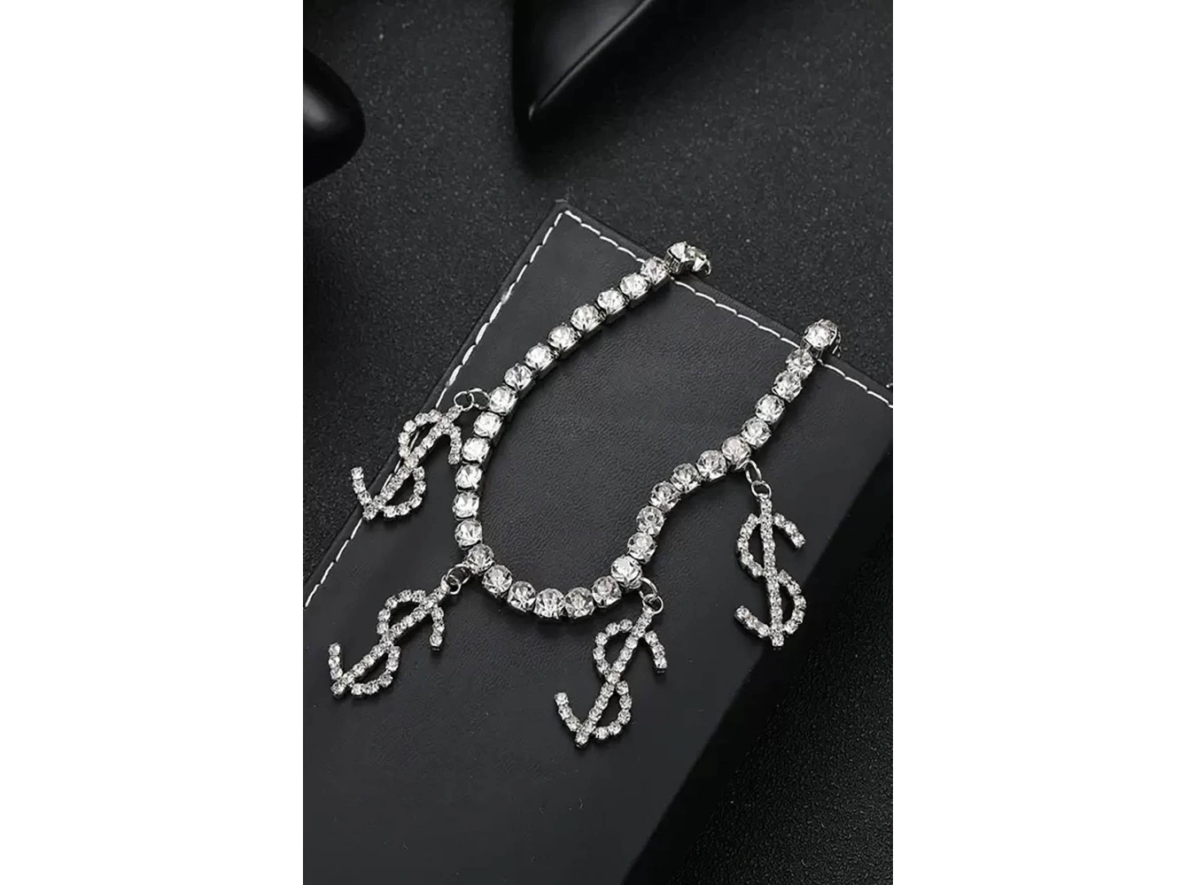 Gümüş Renk Dolar Figürlü Taş Detaylı Tasarım Halhal