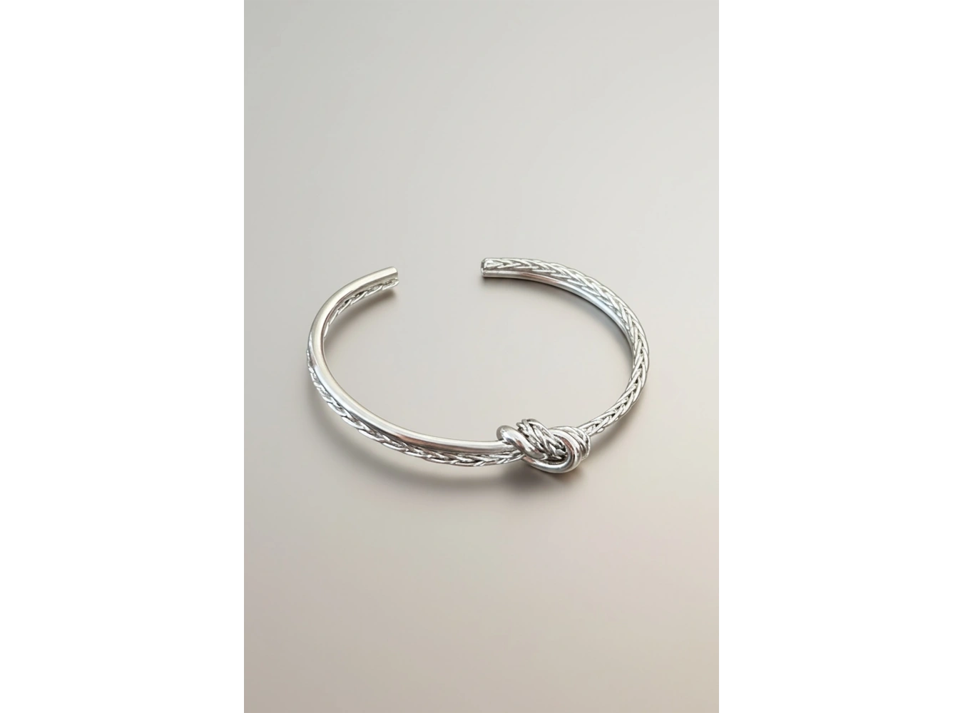 Gümüş Renk Düğüm Detaylı Kelepçe/ Bileklik