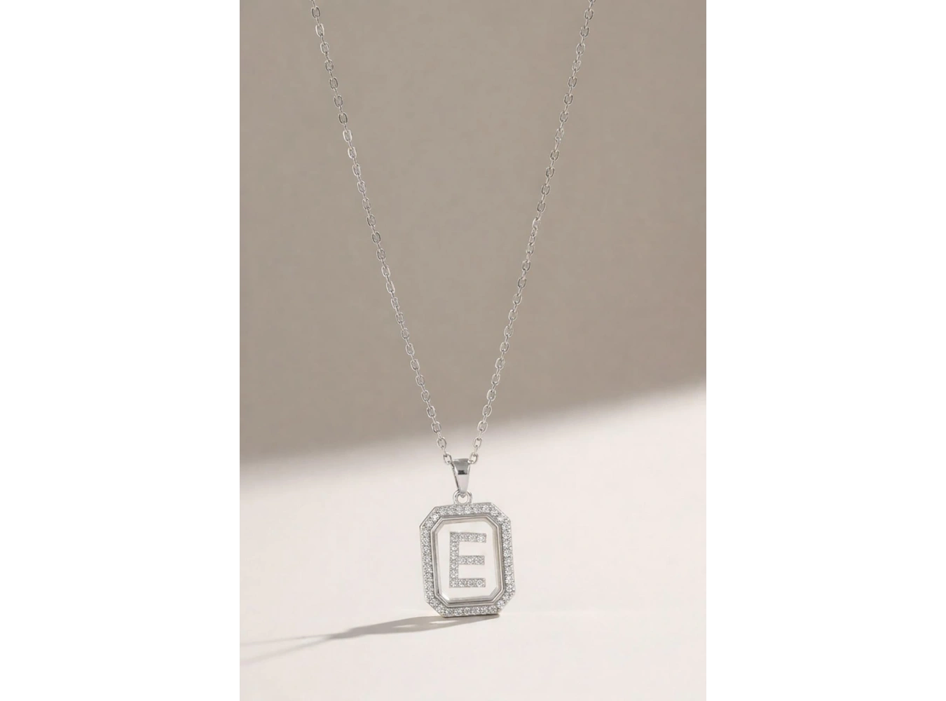 Gümüş Renk E Harf Taş Detaylı Çelik Kolye