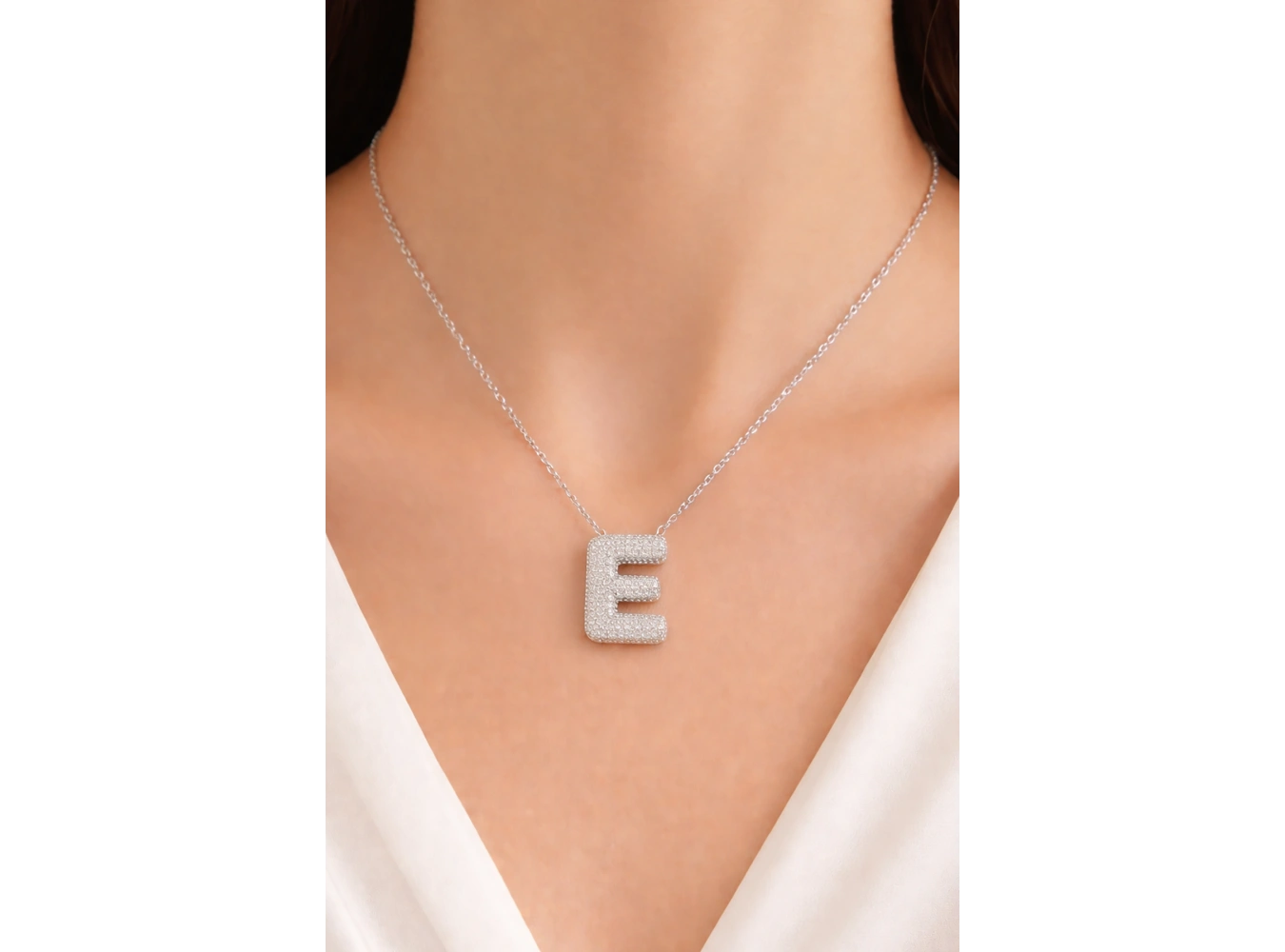 Gümüş Renk E Harf Taş Detaylı Çelik Kolye