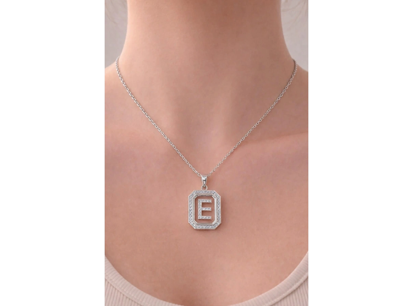 Gümüş Renk E Harf Taş Detaylı Çelik Kolye