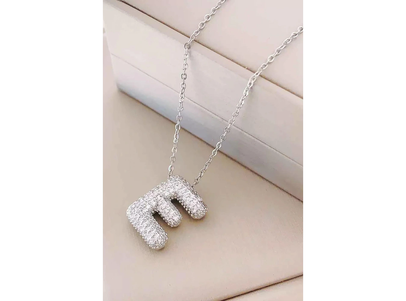 Gümüş Renk E Harf Taş Detaylı Çelik Kolye