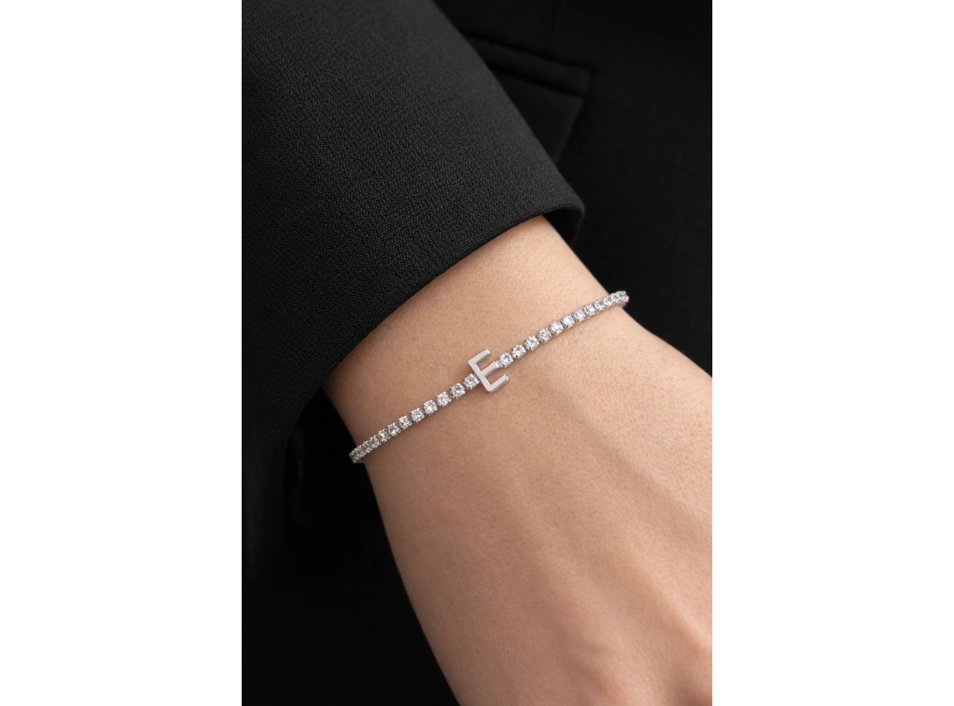 Gümüş Renk E Harfli Taş Detaylı Çelik Bileklik