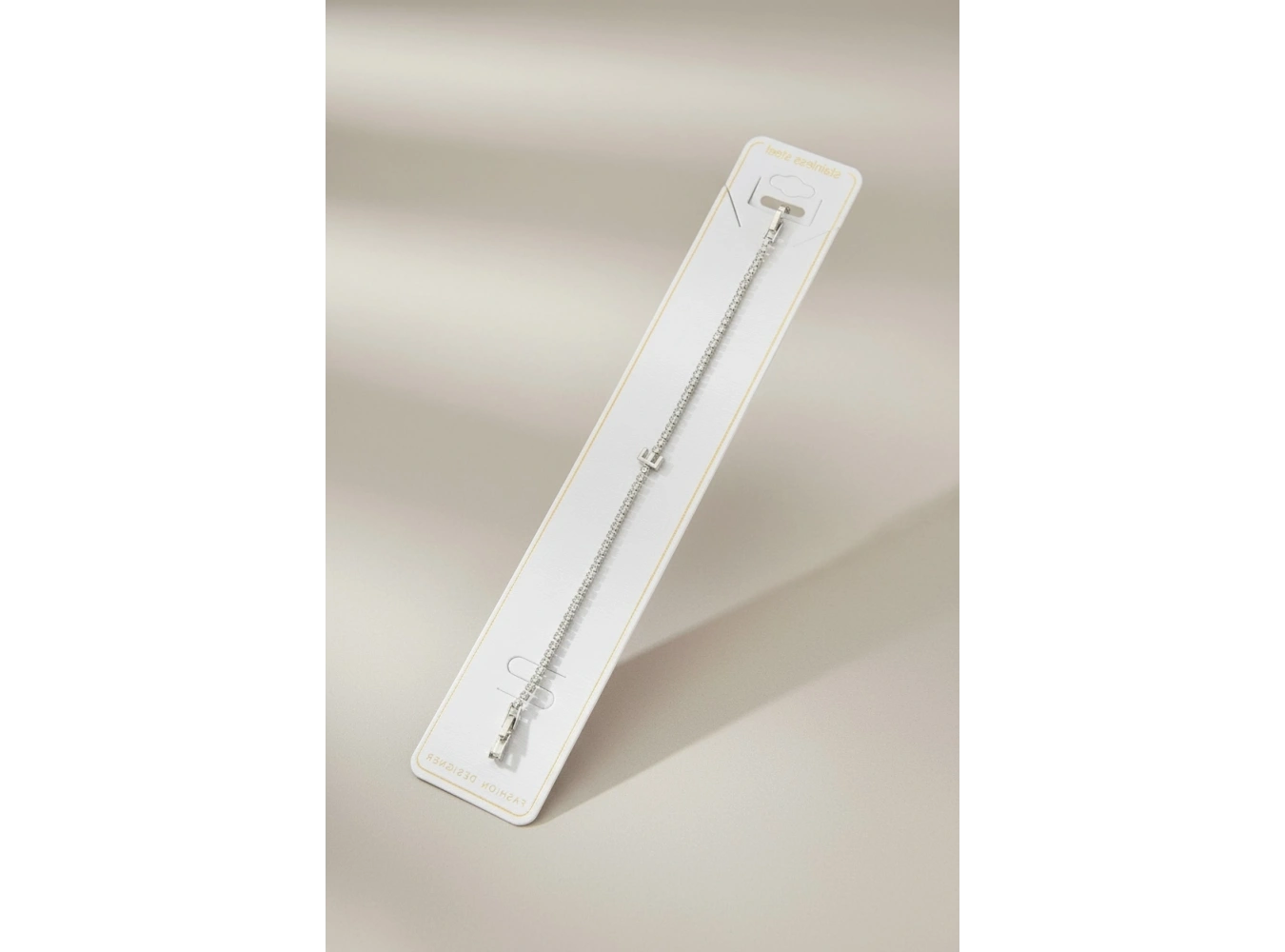 Gümüş Renk E Harfli Taş Detaylı Çelik Bileklik