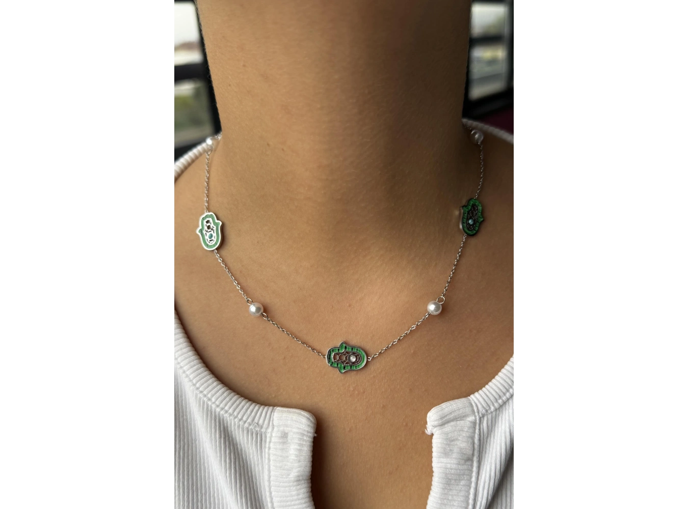 Gümüş Renk El Figürlü İnci Detaylı Çelik Kolye