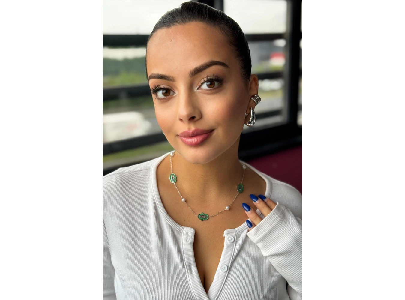 Gümüş Renk El Figürlü İnci Detaylı Çelik Kolye