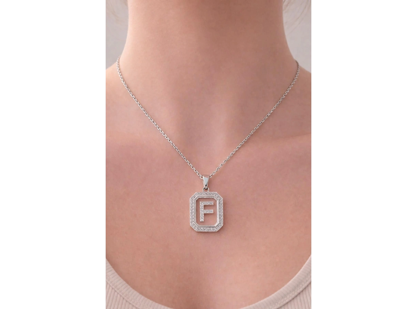 Gümüş Renk F Harf Taş Detaylı Çelik Kolye