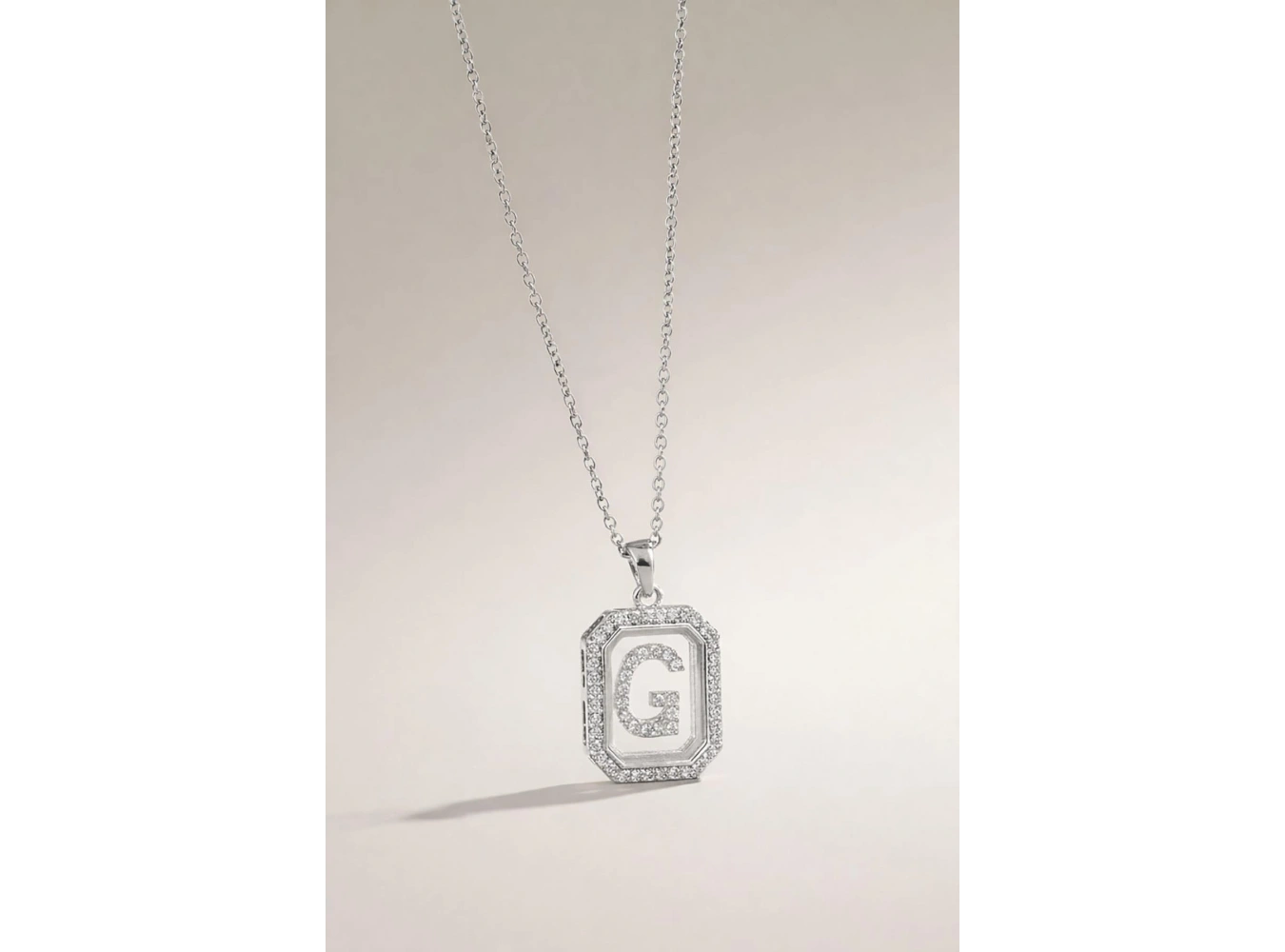 Gümüş Renk G Harf Taş Detaylı Çelik Kolye