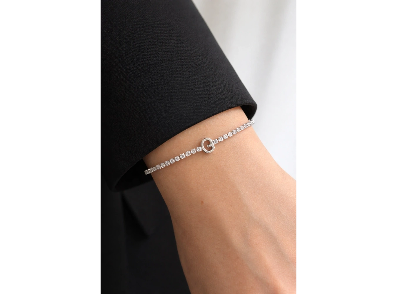 Gümüş Renk G Harfli Taş Detaylı Çelik Bileklik