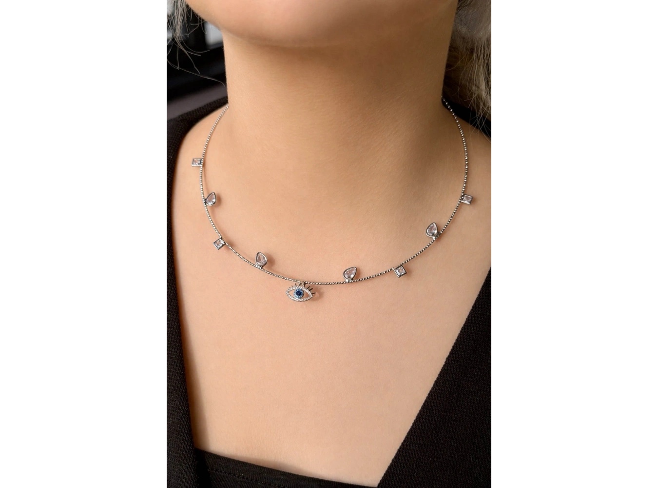 Gümüş Renk Göz Figürlü Taş Detaylı Choker Kolye