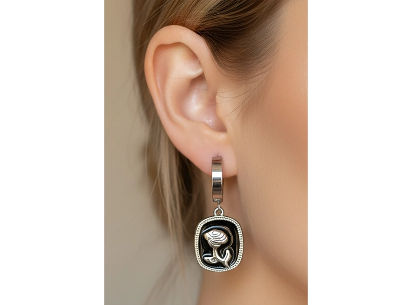 Gümüş Renk Gül Figürlü Çelik Küpe (Çift)