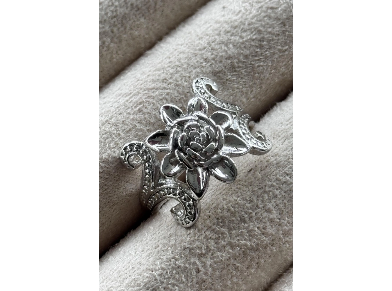 Gümüş Renk Gül Figürlü Metal Ayarlanabilir Yüzük