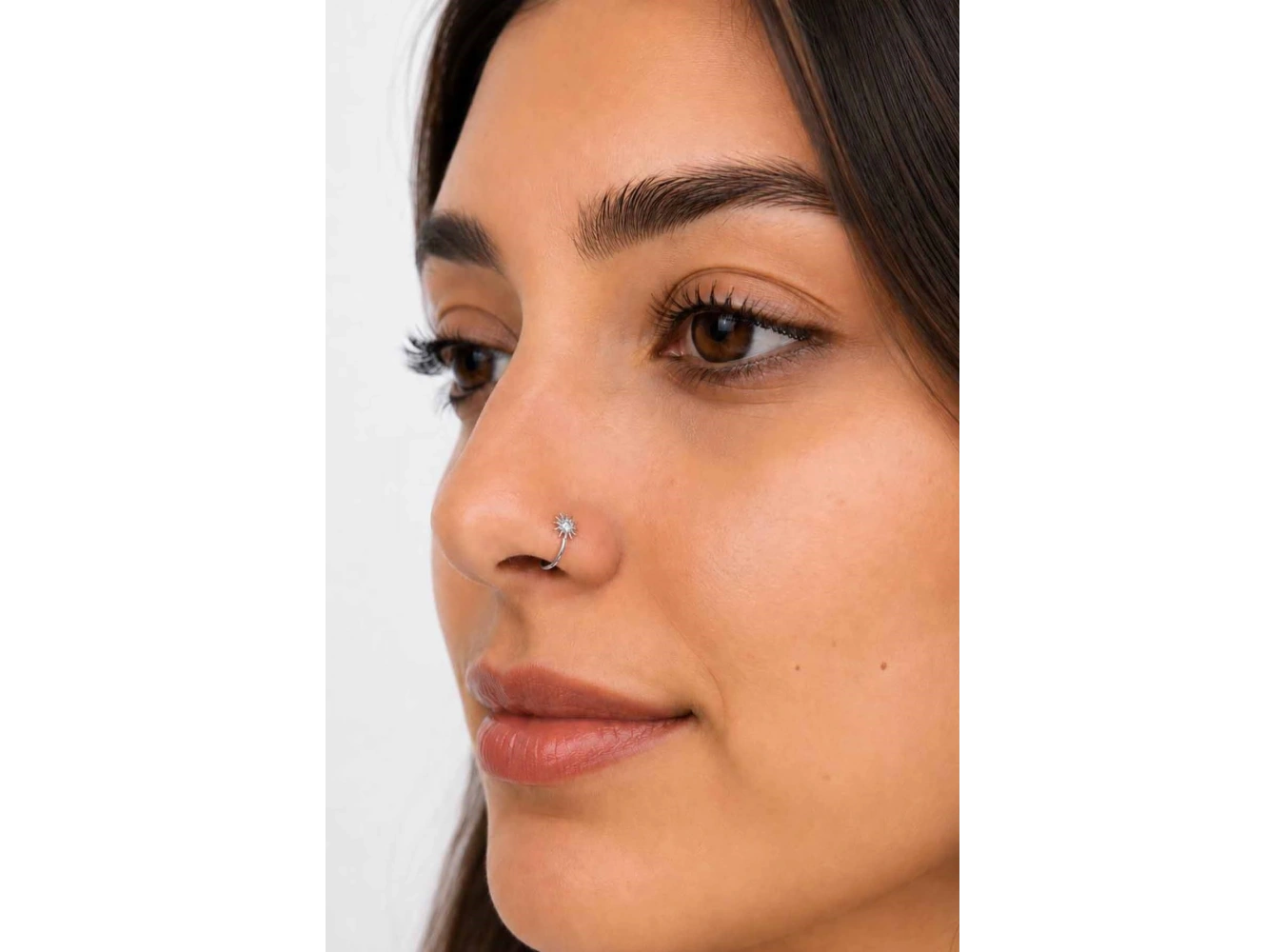 Gümüş Renk Güneş Figürlü Taş Detaylı Cerrahi Çelik Deliksiz Kulak/Burun Piercing