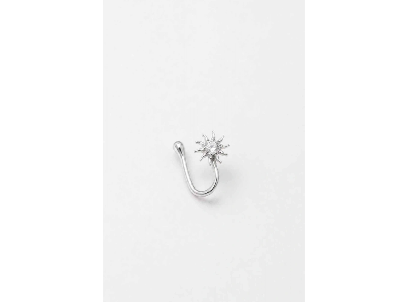 Gümüş Renk Güneş Figürlü Taş Detaylı Cerrahi Çelik Deliksiz Kulak/Burun Piercing