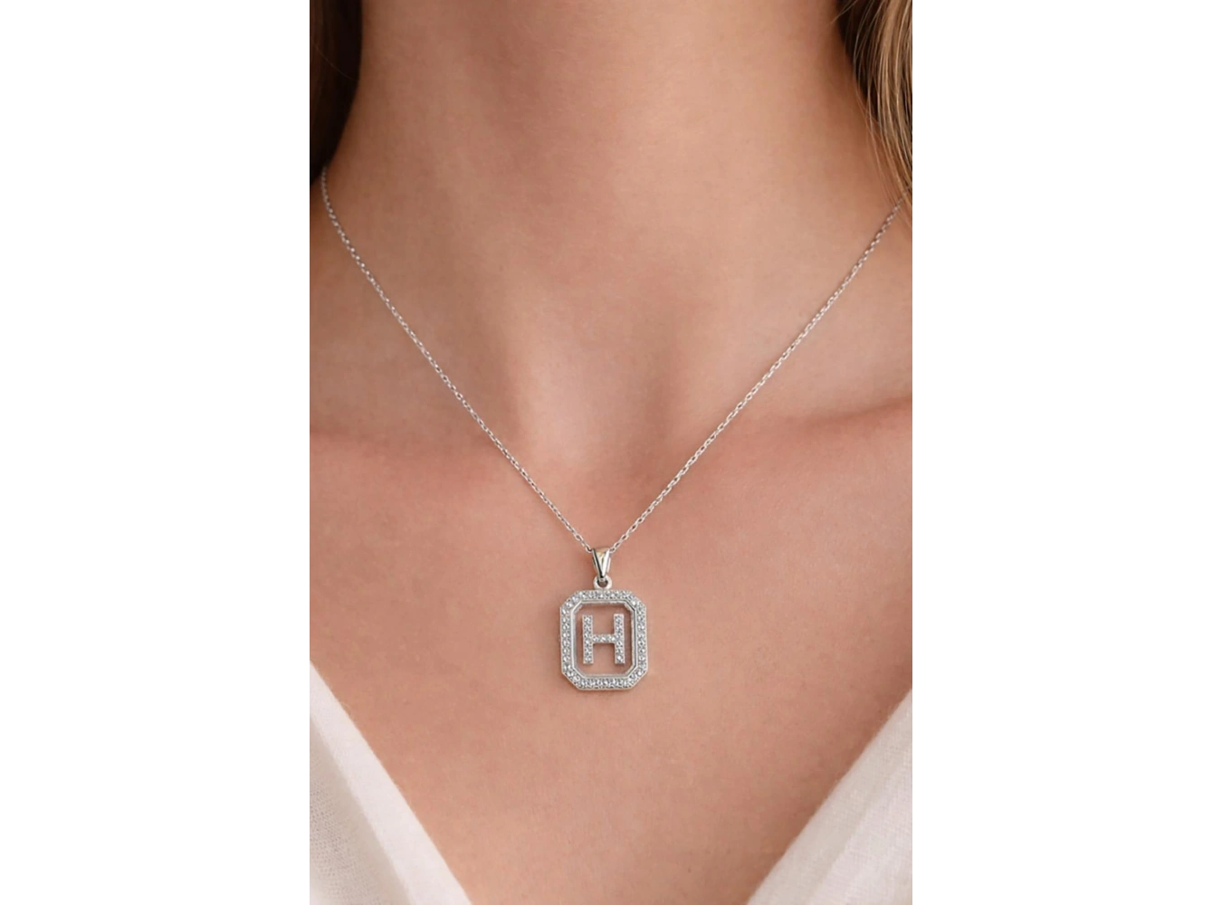 Gümüş Renk H Harf Taş Detaylı Çelik Kolye