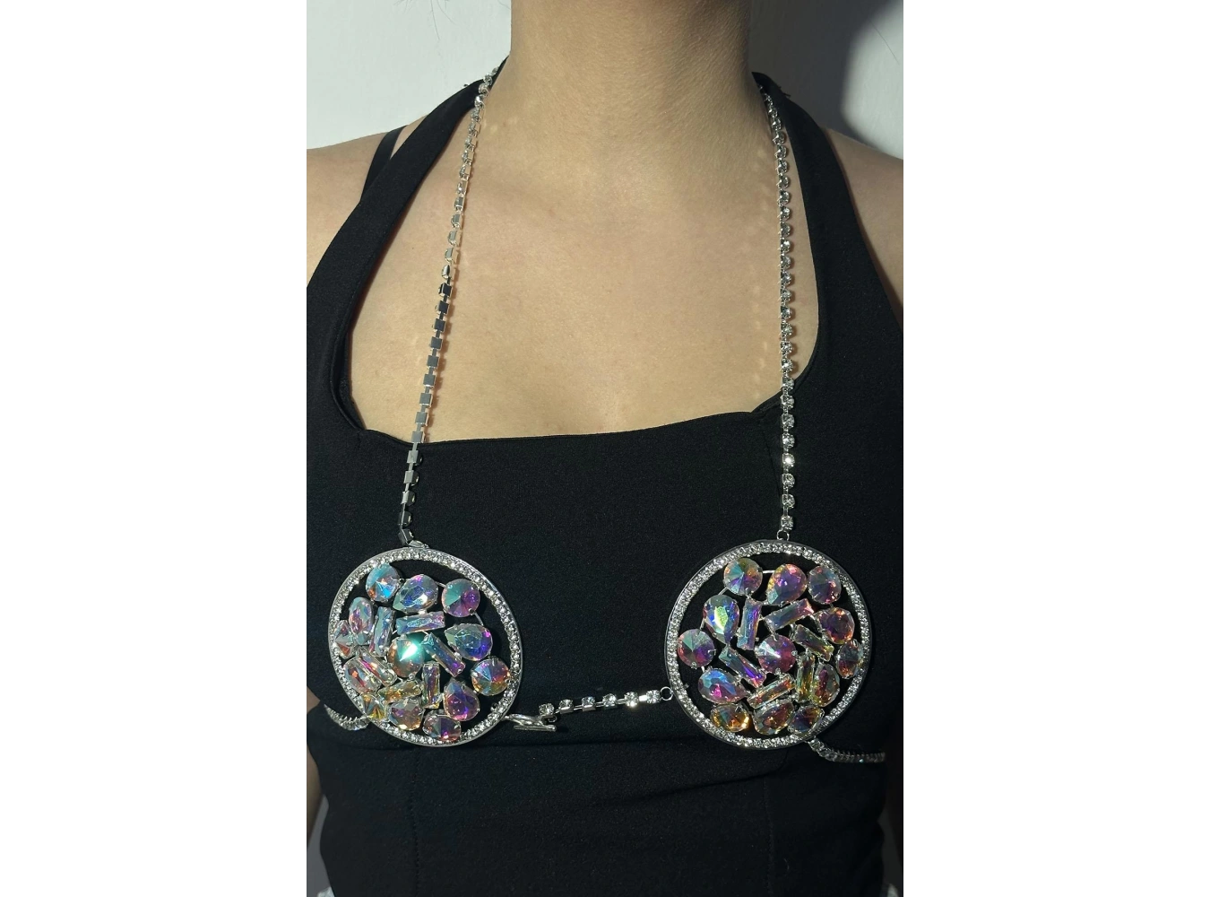 Gümüş Renk Hologram Taş Detaylı Göğüs Aksesuarı