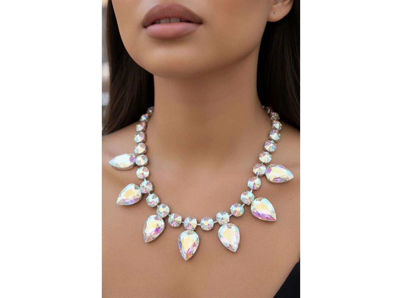 Gümüş Renk Hologram Taş Detaylı  Tasarım Abiye Kolye