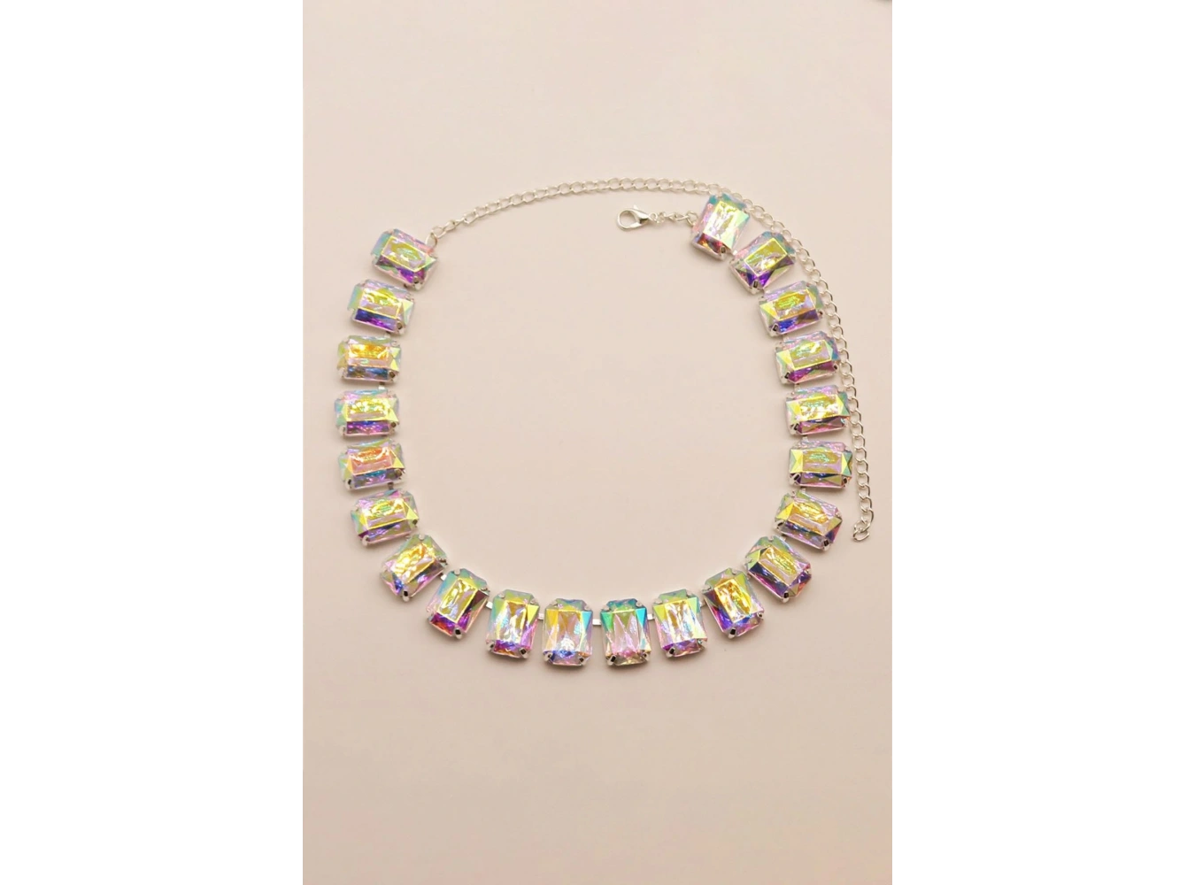 Gümüş Renk Hologram Taş Detaylı Tasarım Abiye Kolye