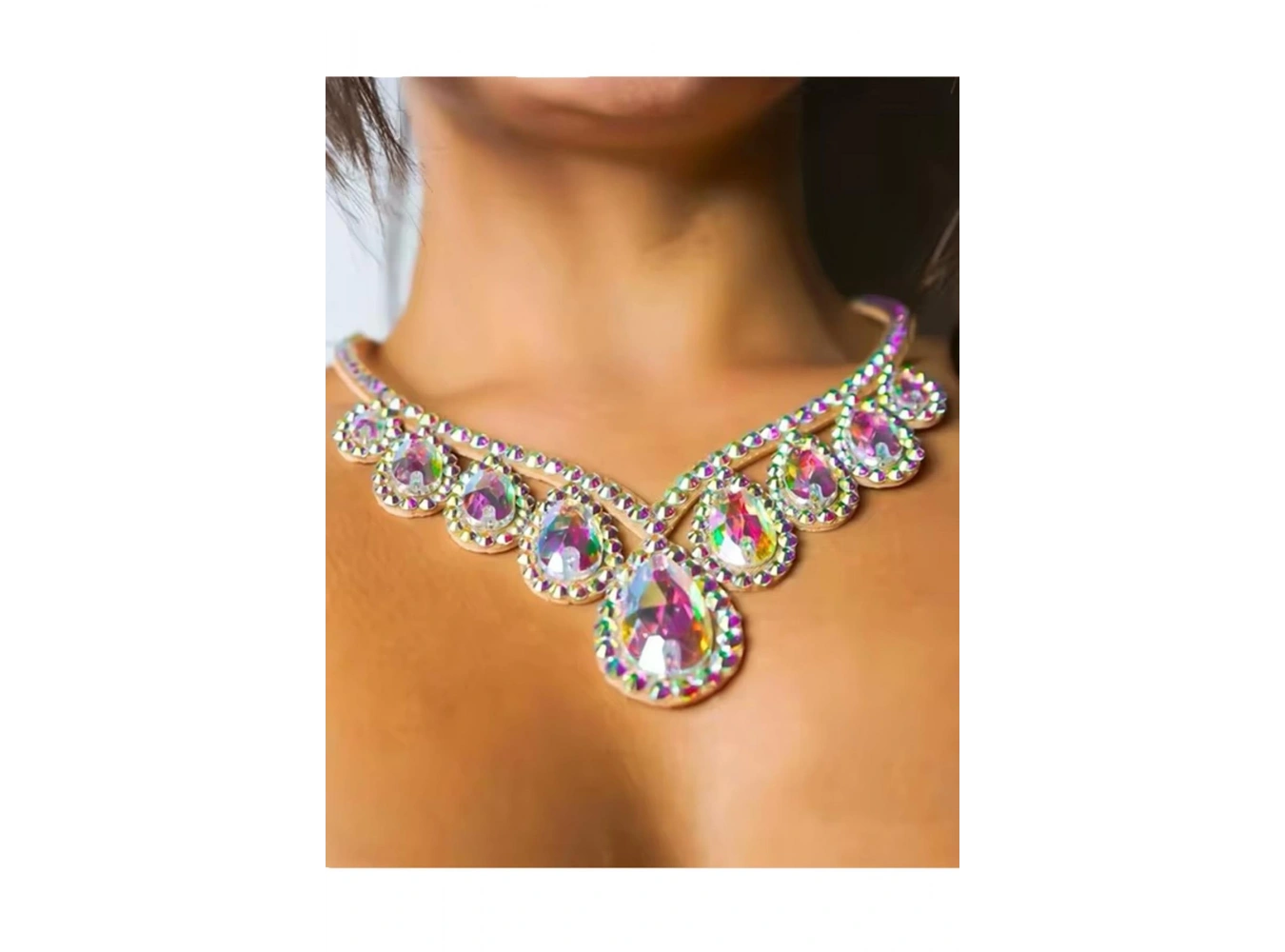 Gümüş Renk Hologram Taş Detaylı Tasarım Kolye