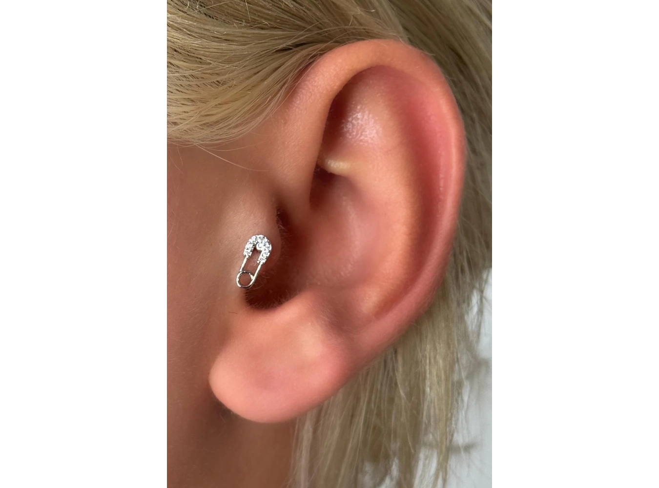 Gümüş Renk İğne Figürlü Taş Detaylı Çelik Tragus/Kıkırdak Küpe/Piercing (Tek)