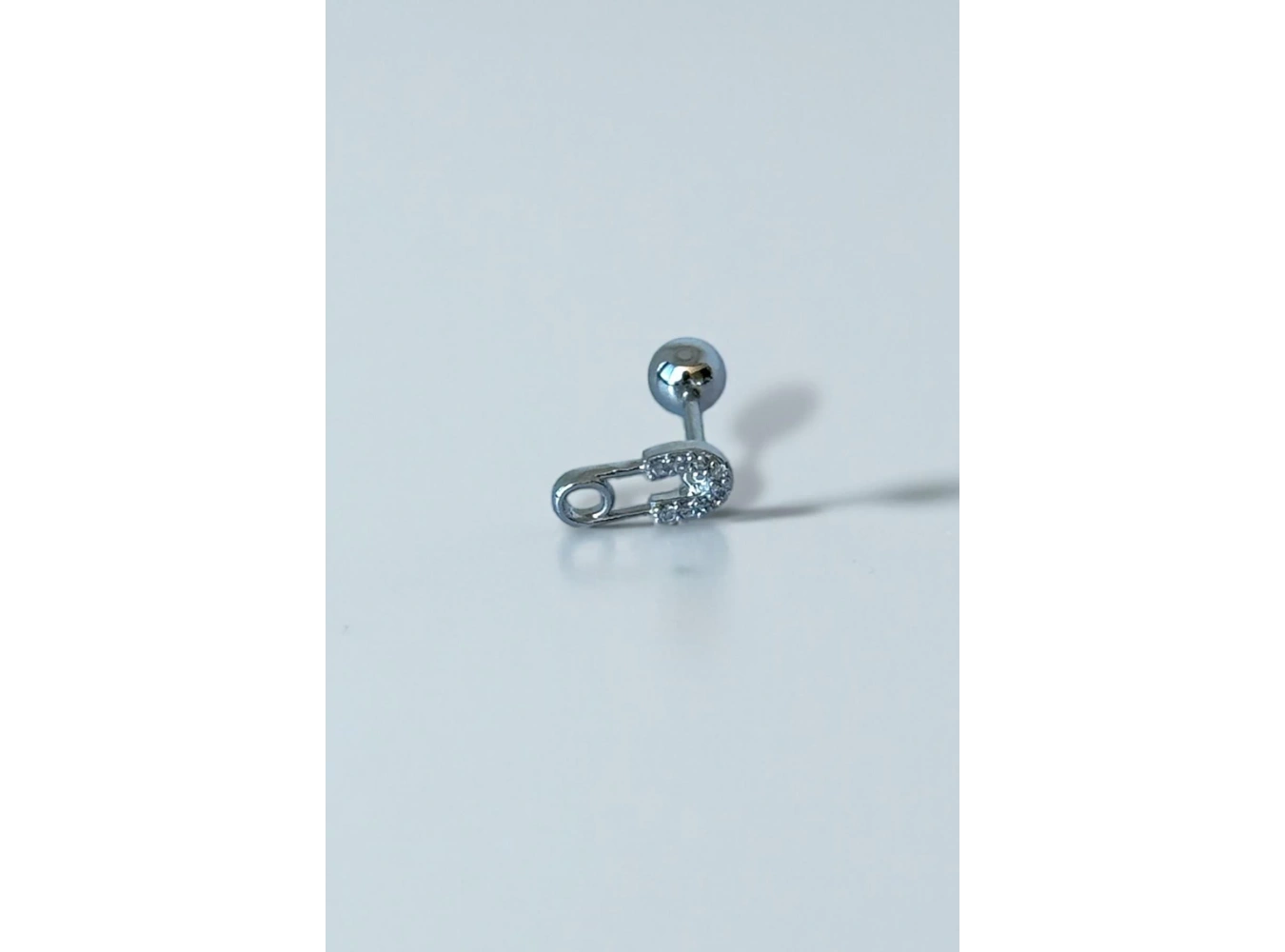 Gümüş Renk İğne Figürlü Taş Detaylı Çelik Tragus/Kıkırdak Küpe/Piercing (Tek)