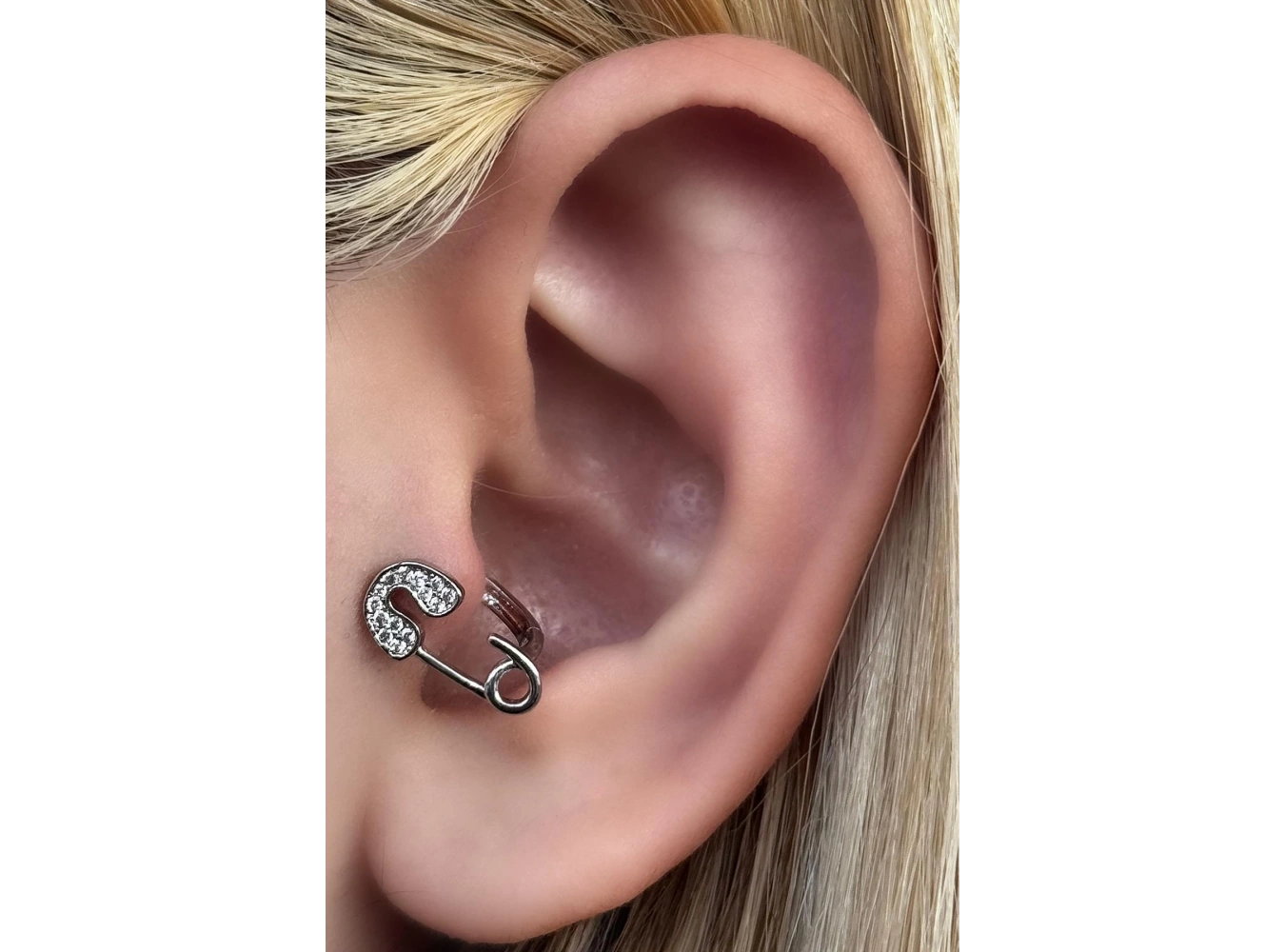 Gümüş Renk İğne Figürlü Taş Detaylı Cerrahi Çelik Halka Tragus/Kıkırdak Küpe/Piercing (Tek)