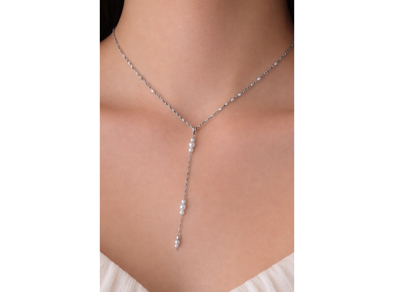 Gümüş Renk İnci Detaylı Çelik Y Kolye