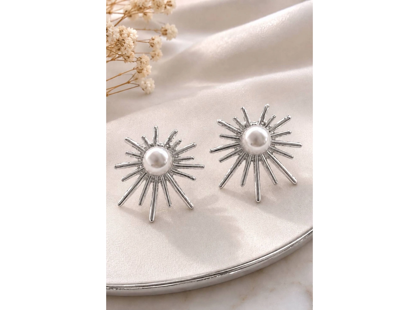Gümüş Renk İnci Detaylı  Küpe (Çift)