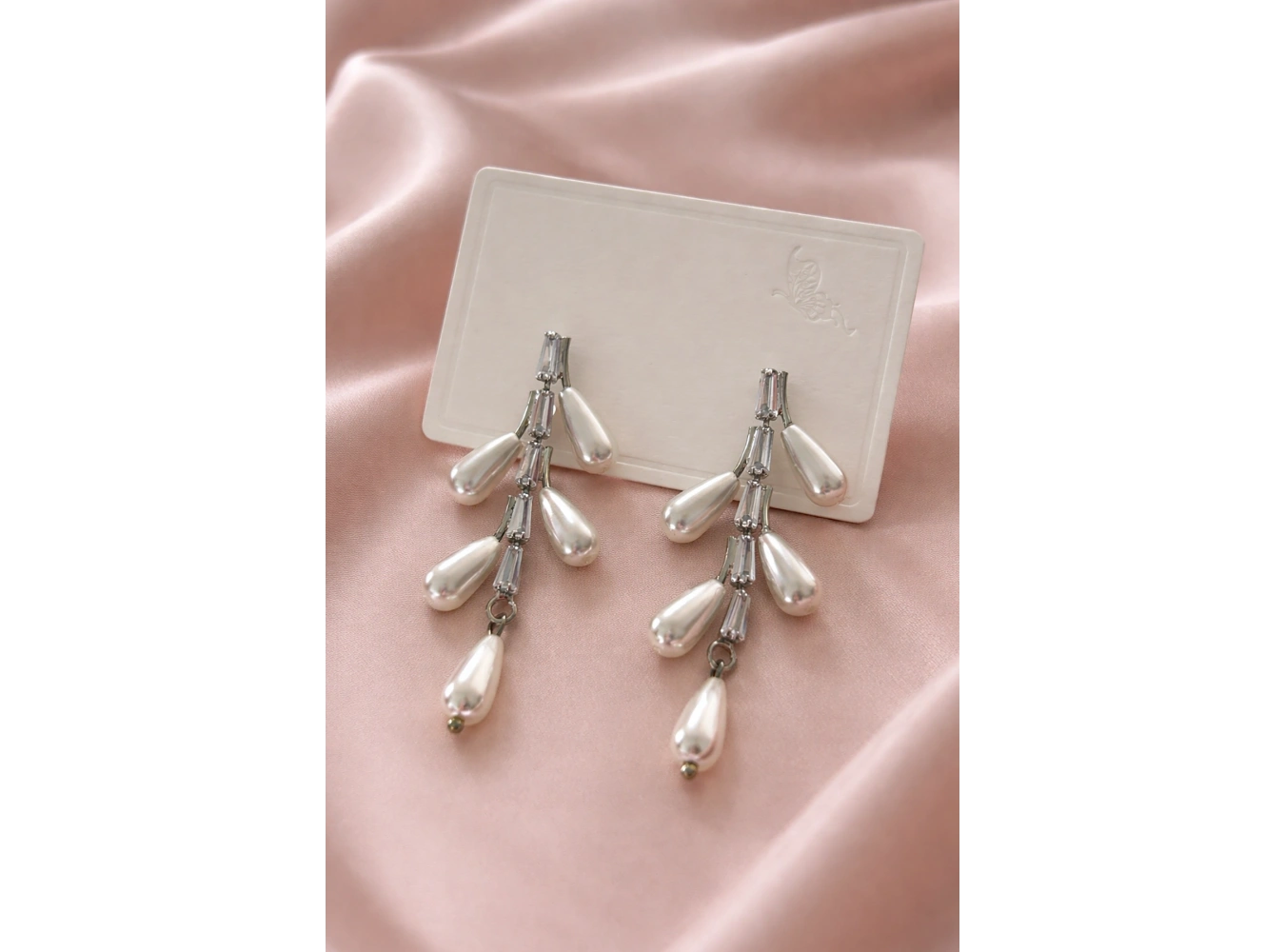 Gümüş Renk İnci Detaylı Sallantılı Küpe (Çift)