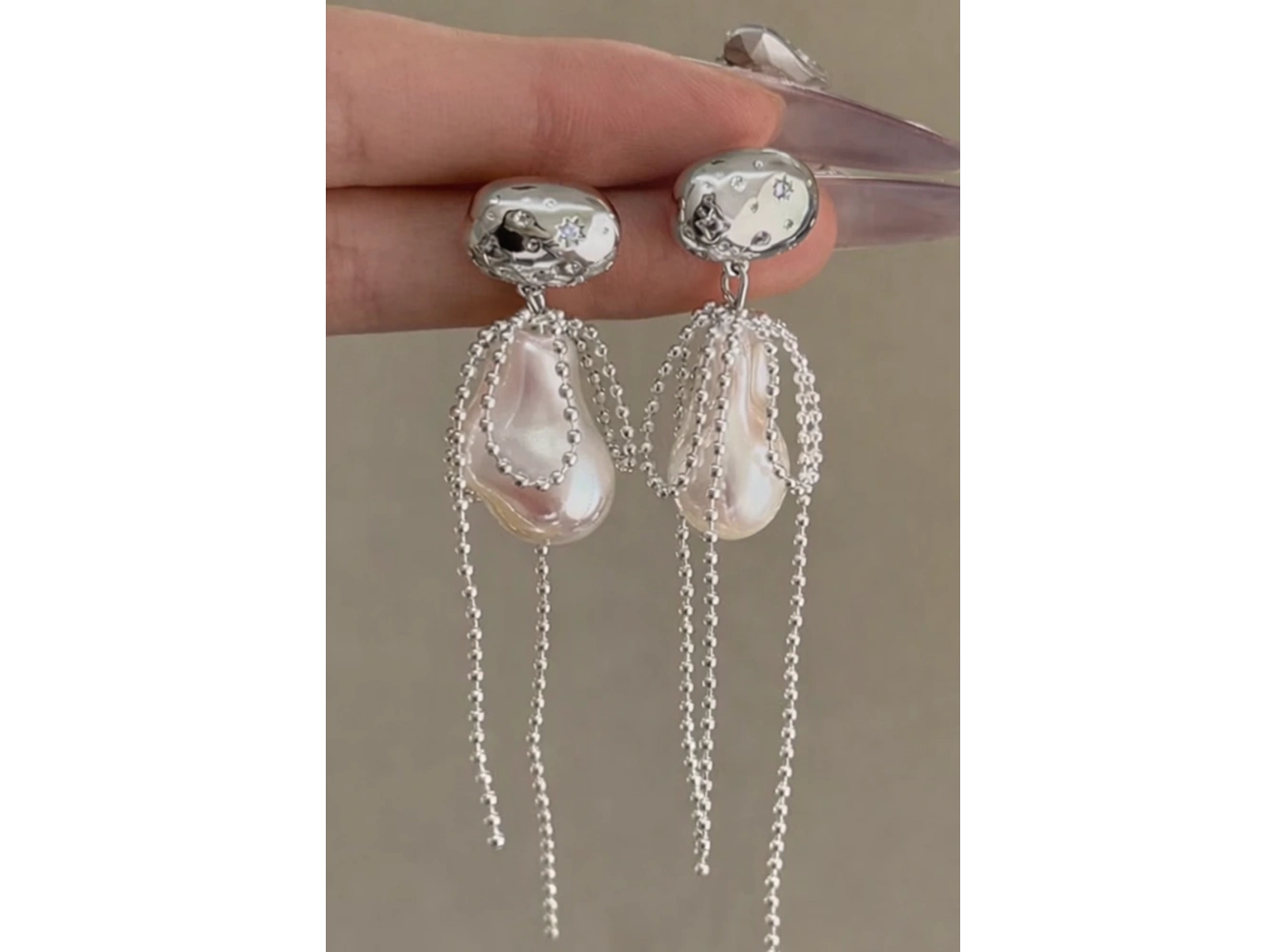 Gümüş Renk İnci Detaylı Sallantılı Küpe (Çift)