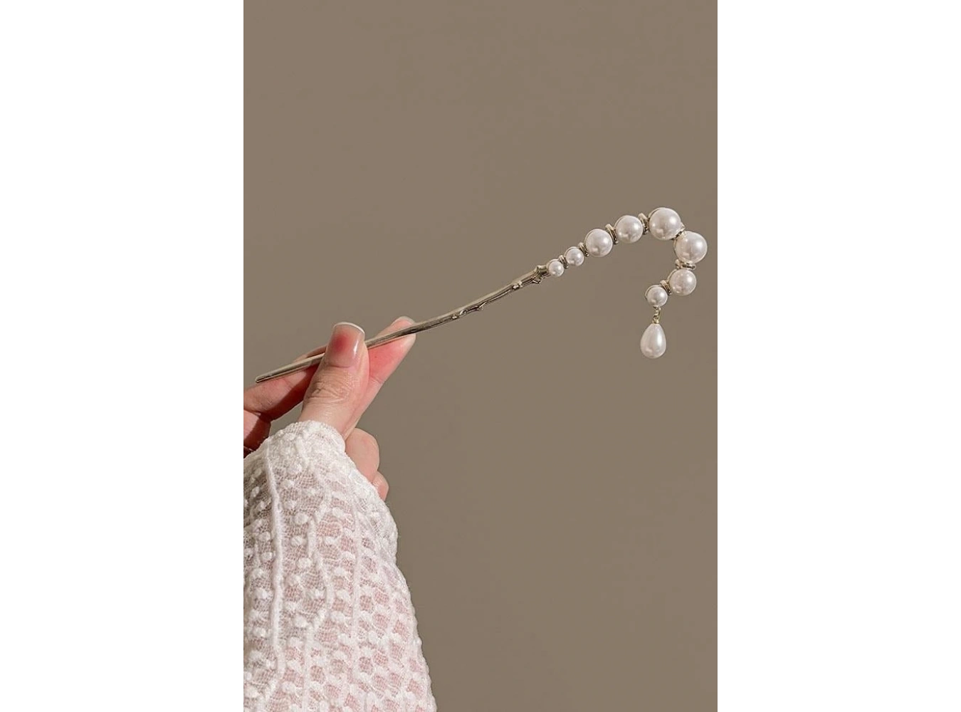 Gümüş Renk İnci Detaylı Topuz Toka