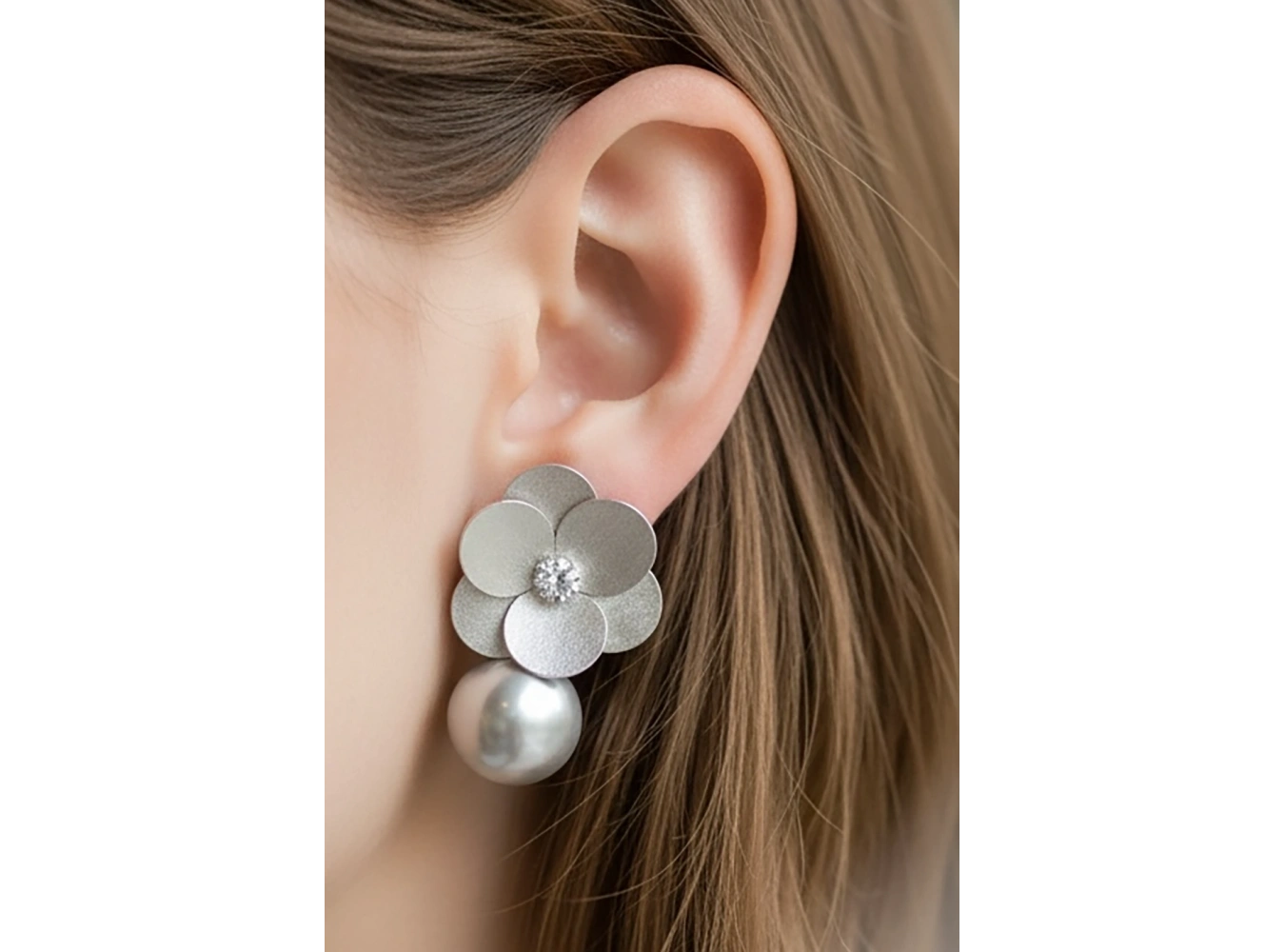 Gümüş Renk İnci ve Çiçek Detaylı 14k Altın Kaplama  Küpe (Çift)