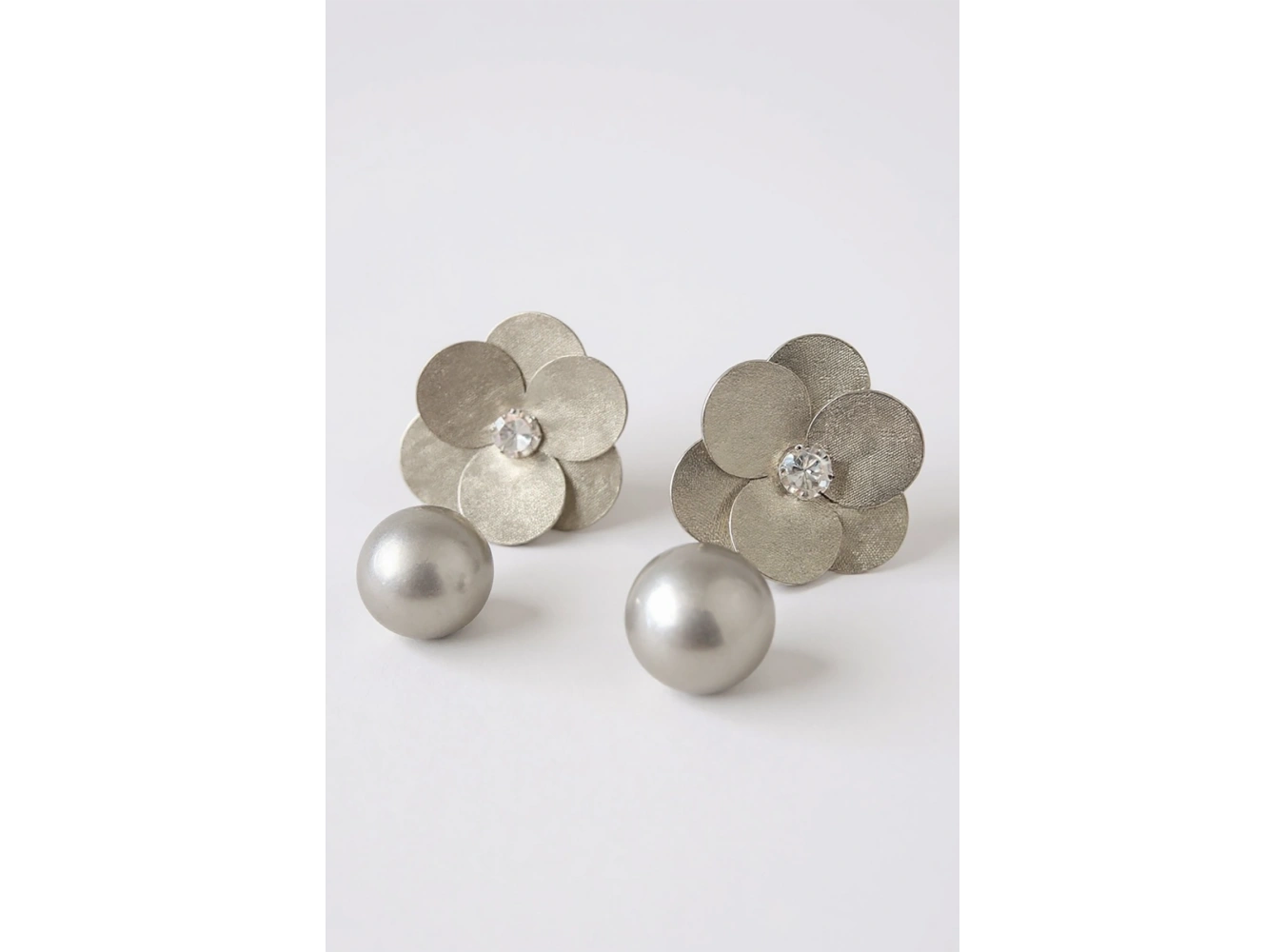 Gümüş Renk İnci ve Çiçek Detaylı 14k Altın Kaplama  Küpe (Çift)