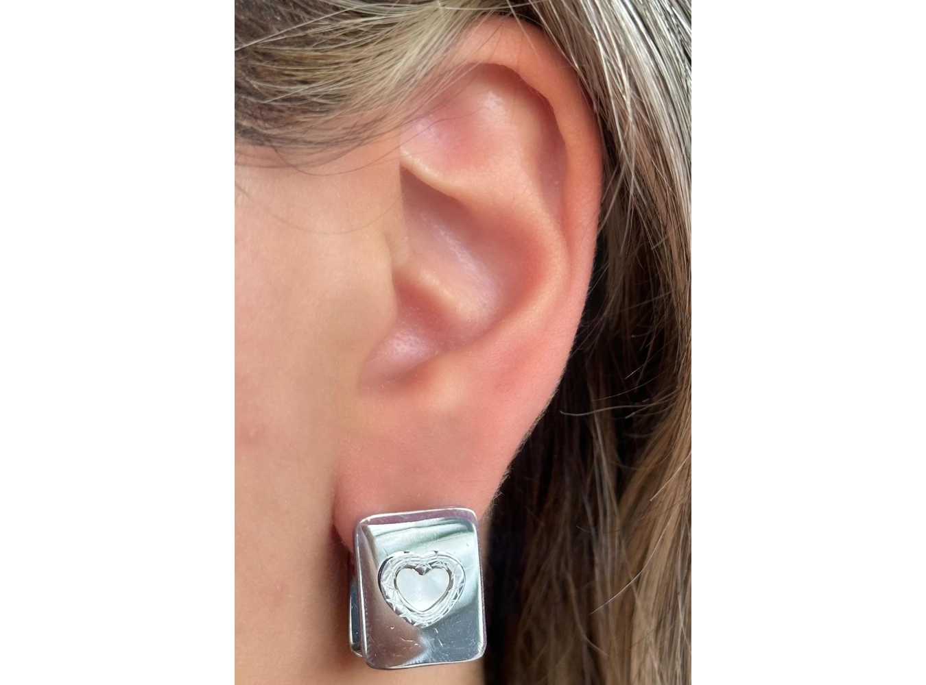 Gümüş Renk Kalp Detaylı Çelik Küpe (Çift)