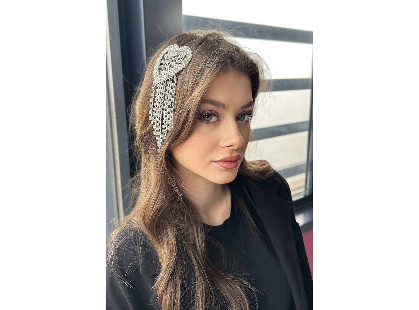 Gümüş Renk Kalp Detaylı Taşlı Tasarım Saç Aksesuarı