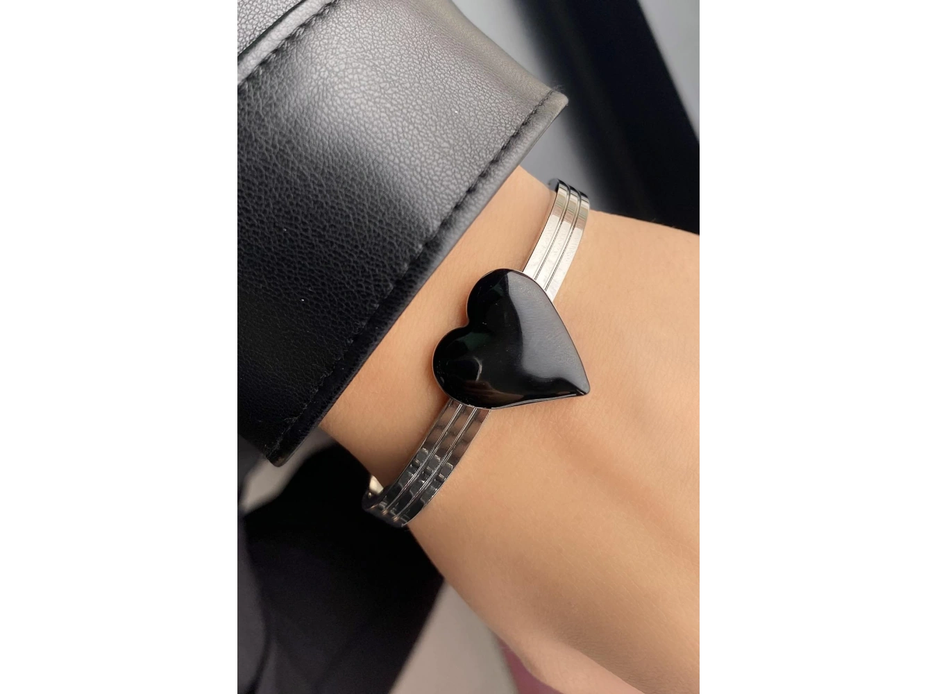 Gümüş Renk Kalp Figürlü Çelik Kelepçe Bileklik