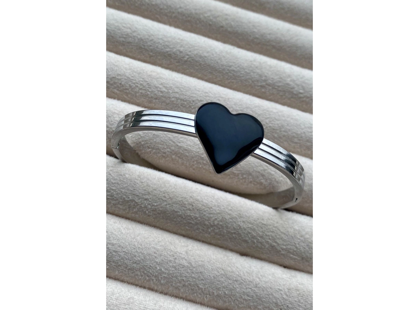 Gümüş Renk Kalp Figürlü Çelik Kelepçe Bileklik