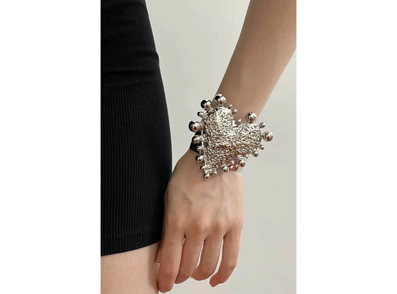 Gümüş Renk Kalp Figürlü Kelepçe Bileklik