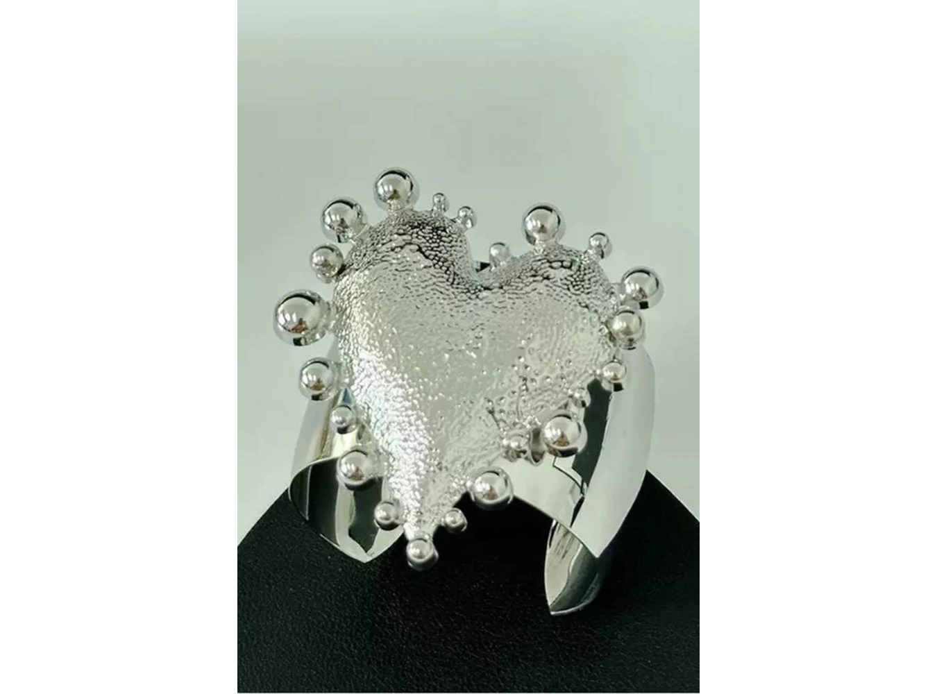 Gümüş Renk Kalp Figürlü Kelepçe Bileklik