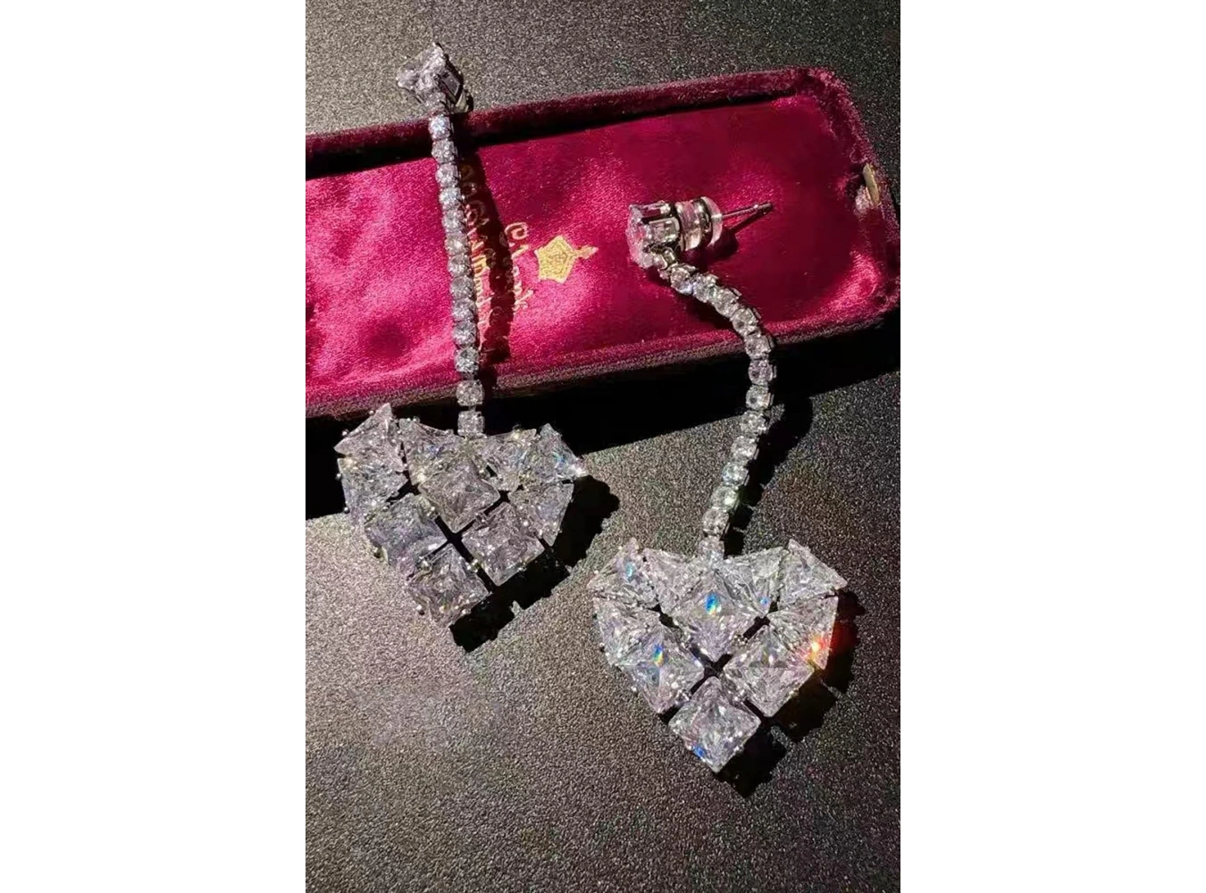 Gümüş Renk Kalp Figürlü Taş Detaylı 14K Altın Kaplama Küpe (Çift)