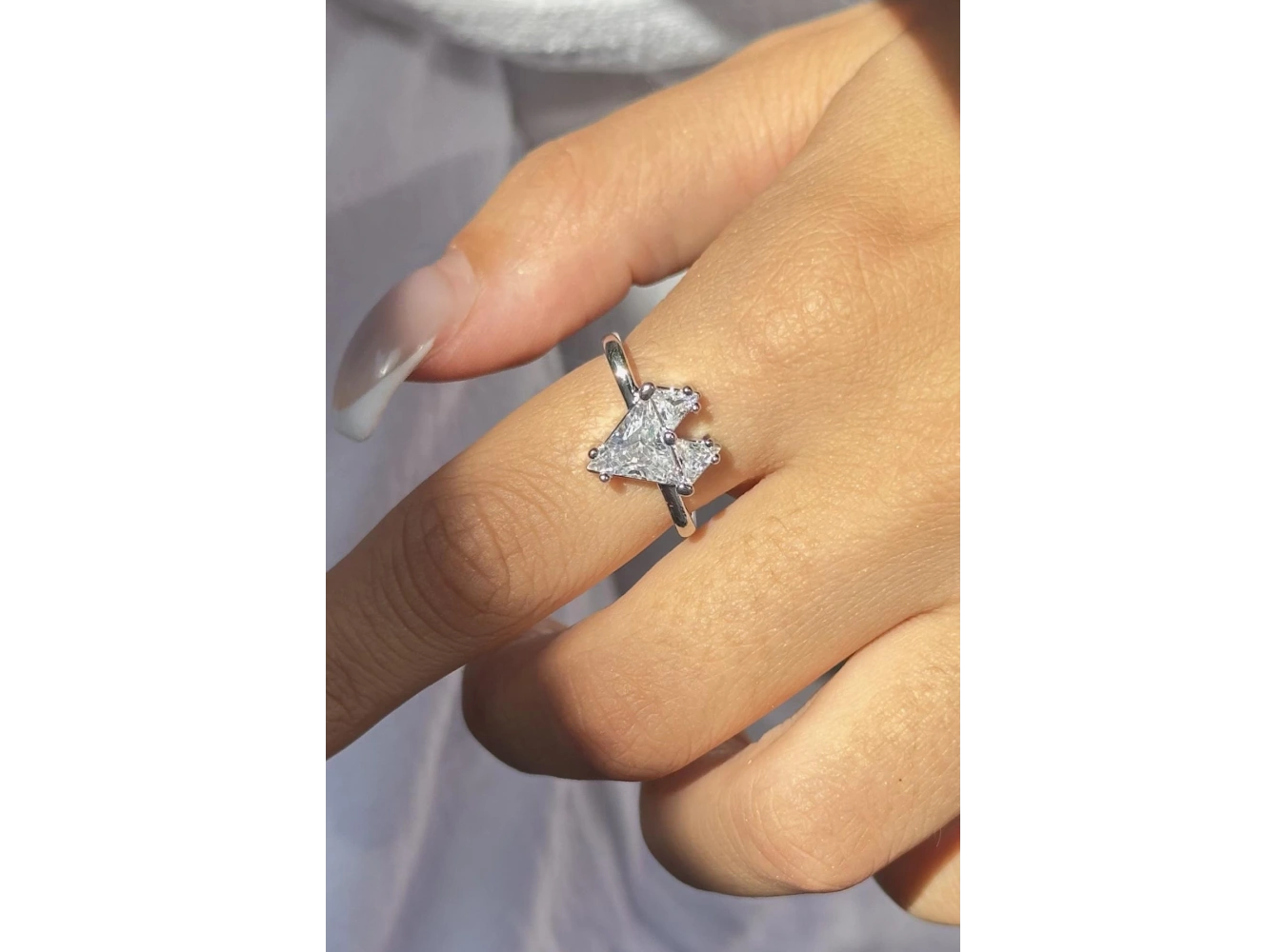 Gümüş Renk Kalp Figürlü Taş Detaylı Ayarlanabilir Yüzük