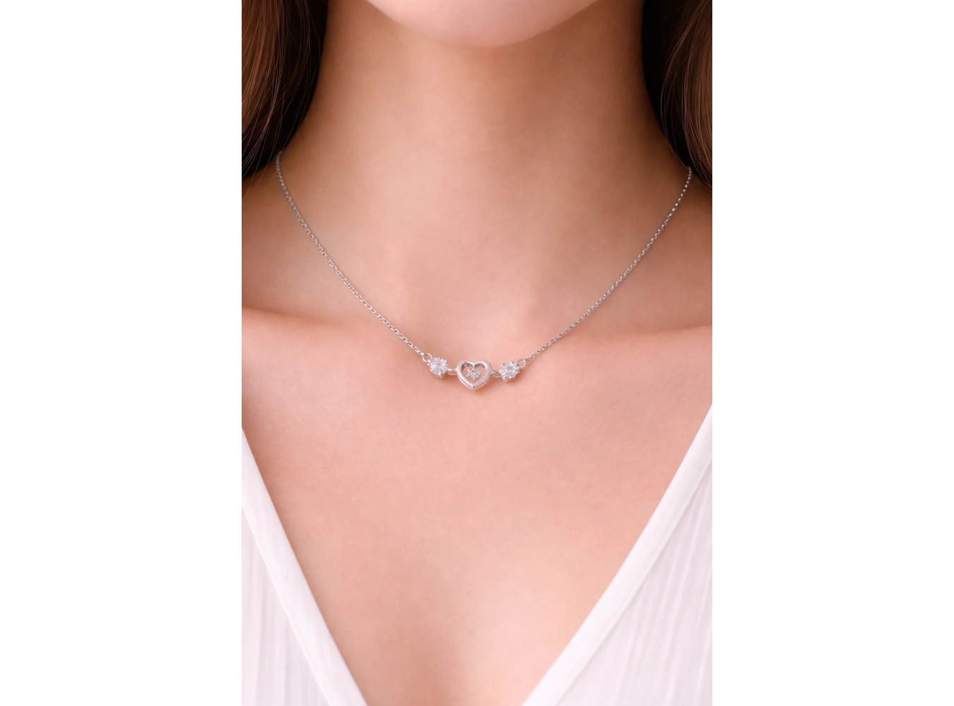 Gümüş Renk Kalp Figürlü Taş Detaylı Çelik Kolye