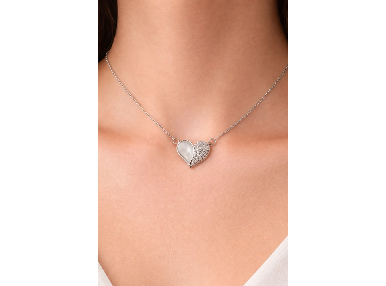 Gümüş Renk Kalp Figürlü Taş Detaylı Çelik Kolye